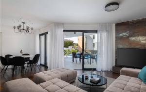 Beautiful Apartment In Zidarici 