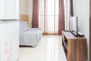 Spacious and Nice 2BR Serpong Greenview Apartment By Travelio