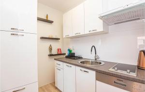 Cozy Apartment In Brodarica With Wifi 