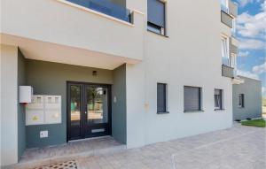 Awesome Apartment In Stinjan