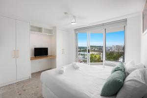 Rainbow Commodore Coolangatta