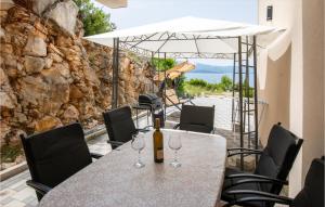 3 Bedroom Nice Apartment In Komarna