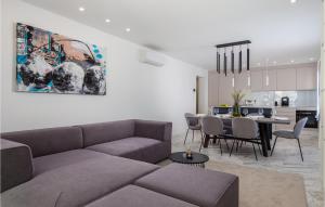 3 Bedroom Cozy Apartment In Malinska 