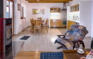 4 Bedroom Beautiful Home In Mravinci 