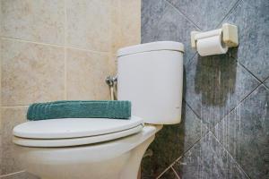 Simple and Minimalist Studio Apartment at Great Western Resort By Travelio