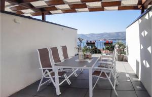 Amazing Apartment In Okrug Gornji