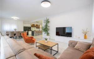 Cozy Home In Grubine With Wifi 