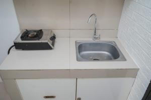 Comfort and Cozy Stay Studio Room at Baileys Apartment By Travelio