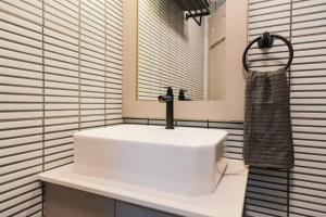 Newly Renovated Pasig Studio with Pool and Fiber Wi-Fi