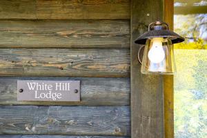White Hill Lodge - rustic cabinin a stunning meadow