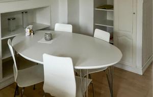 Awesome Home In Hunnamåla With Wifi