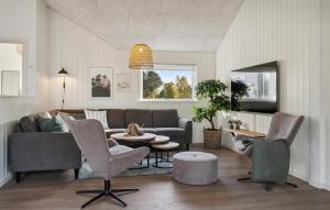 Gorgeous Home In Højby With Kitchen