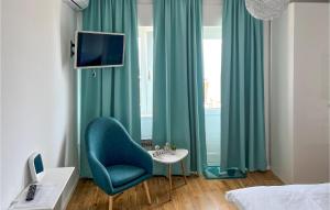 2 Bedroom Nice Apartment In Dugi Rat 