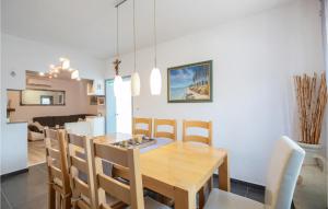 Pet Friendly Home In Zmijavci With Jacuzzi 