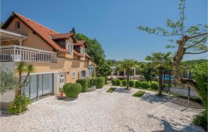 Pet Friendly Home In Zmijavci With Jacuzzi 
