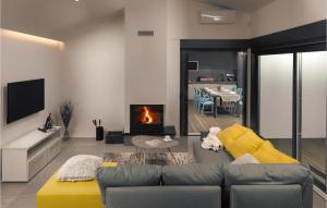 Cozy Home In Valbandon With Wifi 