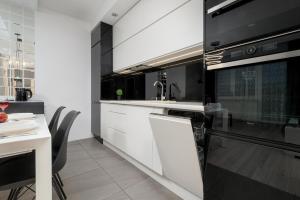 Legionów Elegant Apartment with Home office, Balcony & Parking Łódź by Noclegi Renters