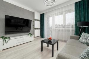Legionów Elegant Apartment with Home office, Balcony & Parking Łódź by Noclegi Renters