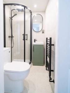 Stylish Spacious House Central Tonbridge With Free Parking & Garden