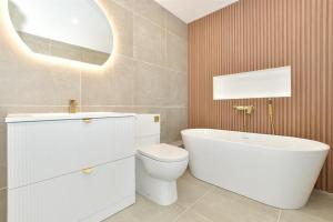 Stylish Spacious House Central Tonbridge With Free Parking & Garden