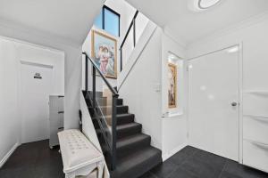 Luxury Villa 3BR 3Bath, Free Parking, Walk to Cafés, Shops & Train, Near City