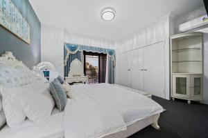 Luxury Villa 3BR 3Bath, Free Parking, Walk to Cafés, Shops & Train, Near City