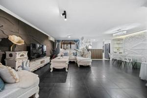 Luxury Villa 3BR 3Bath, Free Parking, Walk to Cafés, Shops & Train, Near City