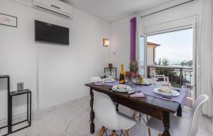 2 Bedroom Stunning Apartment In Banjol 