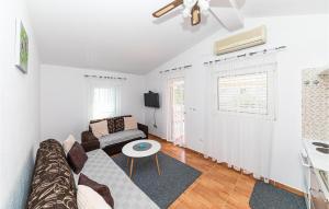 2 Bedroom Stunning Apartment In Poljica 