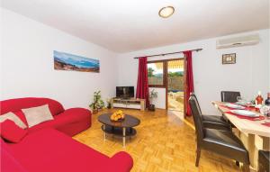 Cozy Home In Primorski Dolac With Wifi