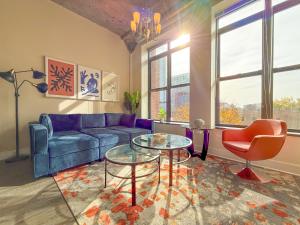 McCormick Place Amazing 2BR Suite with City View and Optional Parking for up to 8 guests Near Soldier Field and Lakefront Trail