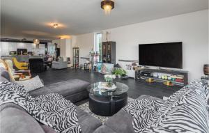 8 Bedroom Beautiful Home In Liznjan 