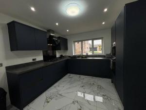 Large 5bed - Contractors Welcome - Ample Parking