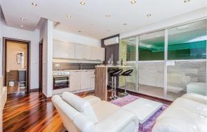 Beautiful Apartment In Crikvenica - 4hvězdičkové hotely ve městě Crikvenica