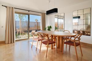 Villa costera, mar, golf y muelle deportivo