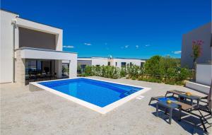 3 Bedroom Cozy Apartment In Malinska