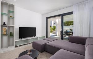3 Bedroom Cozy Apartment In Malinska 