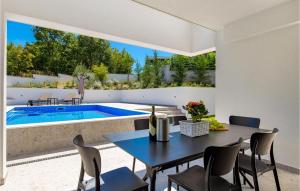 3 Bedroom Cozy Apartment In Malinska