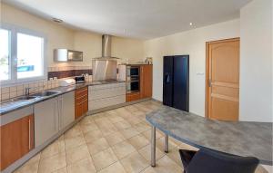 Maisons de vacances Awesome Home In Sainte-Gemme-La-Plaine : photos des chambres
