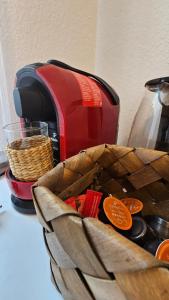 City Center Comfort - Cozy, Fully Equipped 3-Room Apartment Near Main Station