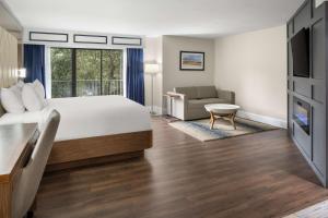 King Studio with Balcony and Fireplace room in Grand Hilton Head Inn Ascend Hotel Collection