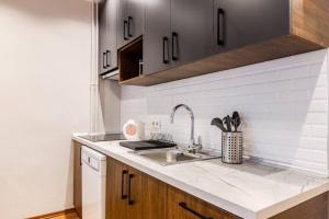 Charming Bright 4bd2bath Balcony Central Pad #368