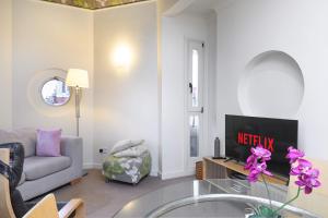 The Aristocrat - Fitzrovia - by Frankie Says