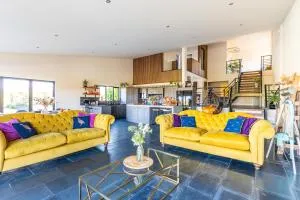 Large Barn with hot-tub in the English countryside - Corby