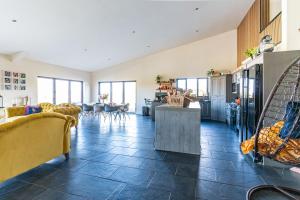 Large Barn with hot-tub in the English countryside