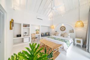 ADULTS ONLY Chic Boutique Room with Pool 900m Walk to Beach