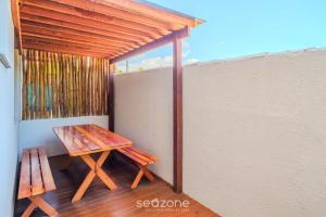 Apt c Piscina e 2 Suítes em Guarajuba TRA0014