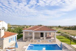 Villa Zizi with heated pool 42 m2 near sea