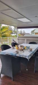 Lake-view Retreat w Spa, nearby Beaches & Shopping in the Central Coast