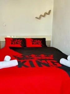 KING Double Bedroom with Private bathroom ,Shared Apartment next to bus stop! Best for tourists! - Is-Swatar